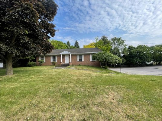 Backyard, Exterior, Facade, Brick Facade, Ranch