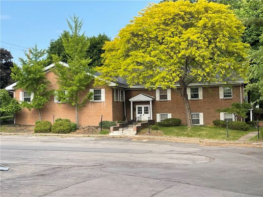 Exterior, Facade, Brick Facade, Georgian