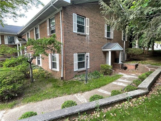 Exterior, Facade, Brick Facade, Rowhouse