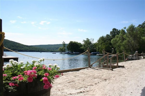Exterior, Lake