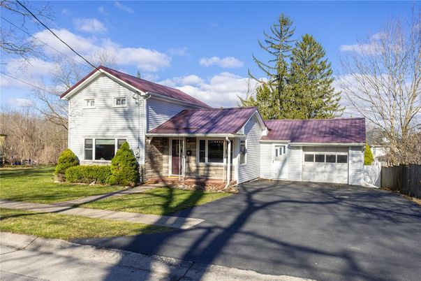 Attached, Exterior, Facade, Cape Cod