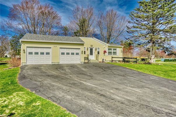 Attached, Exterior, Facade, Cape Cod