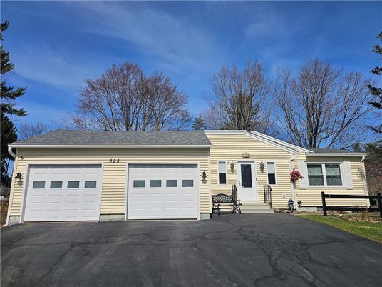 Attached, Exterior, Facade, Ranch