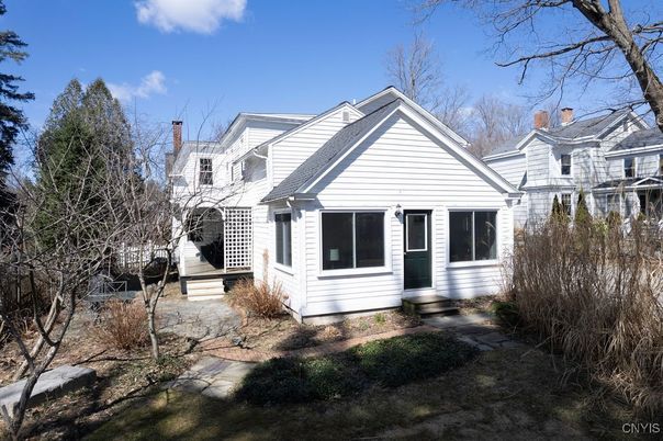 Exterior, Facade, Farmhouse