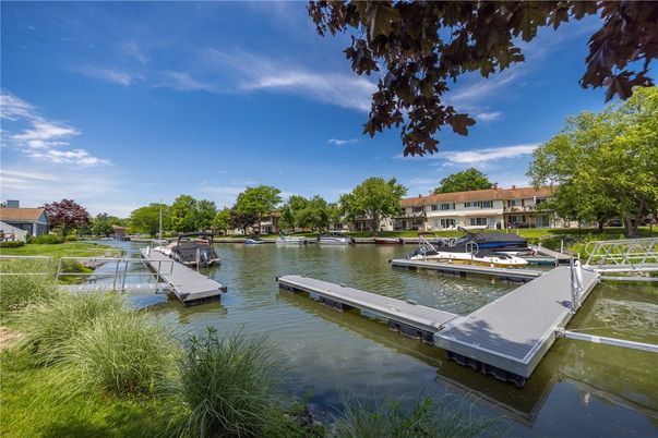 Exterior, Lake