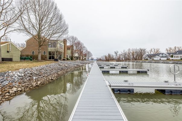 Exterior, Lake