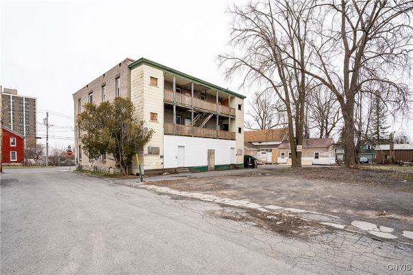 Exterior, Facade, Modern