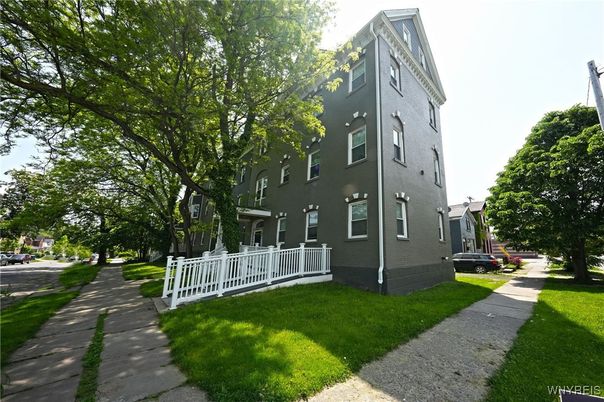 Exterior, Facade, Rowhouse
