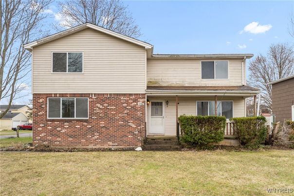 Exterior, Facade, Brick Facade, Split Level