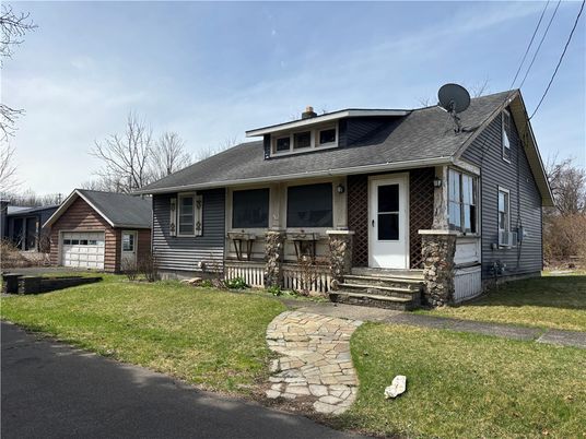 Attached, Exterior, Facade, Cape Cod