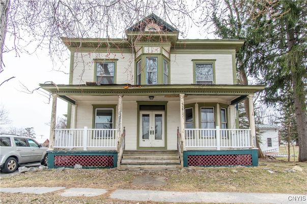 Exterior, Facade, Queen Anne Victorian