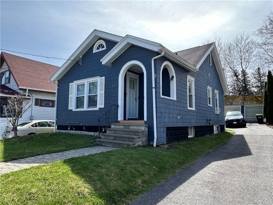 Attached, Exterior, Facade, Cape Cod