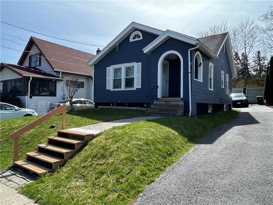 Exterior, Facade, Queen Anne Victorian