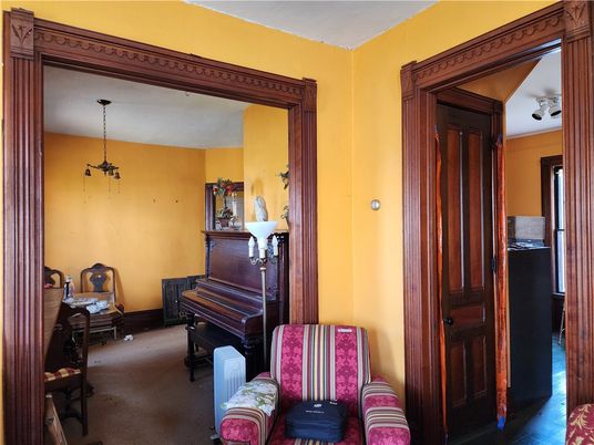 Interior, Piano