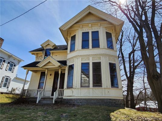 Exterior, Facade, Queen Anne Victorian
