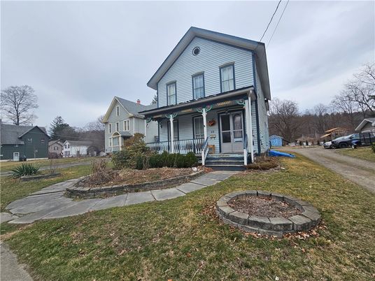 Backyard, Exterior, Facade, Queen Anne Victorian
