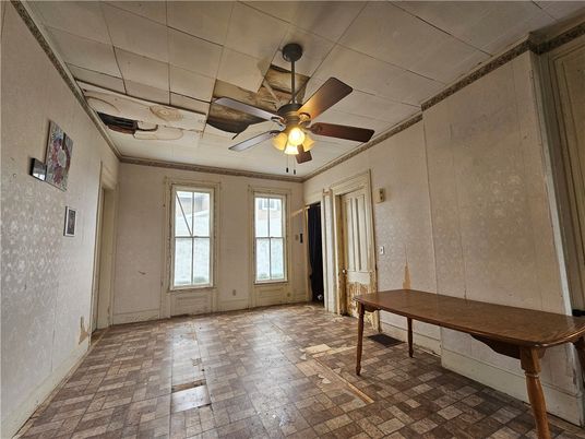 Empty room, Interior