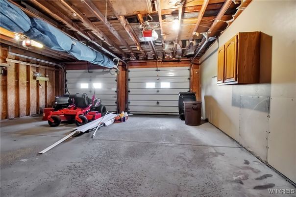 Garage, Interior, Wooden Beams
