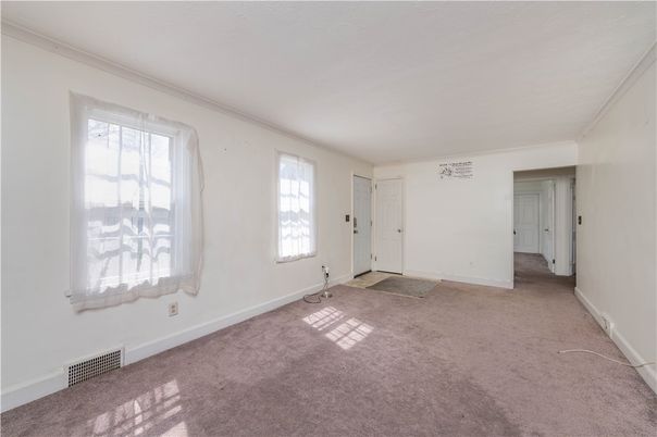 Empty room, Interior