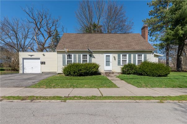 Attached, Exterior, Facade, Cape Cod