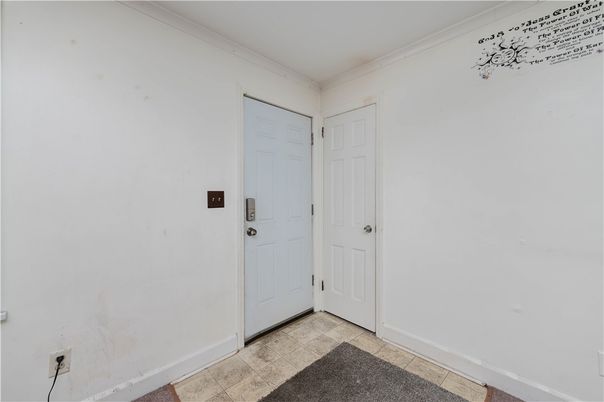 Empty room, Interior