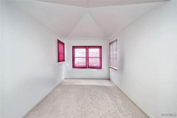 Empty room, Interior