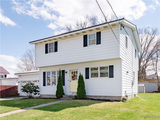 Attached, Exterior, Facade, Split Level