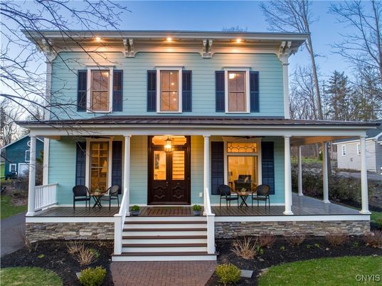 Exterior, Facade, American Foursquare