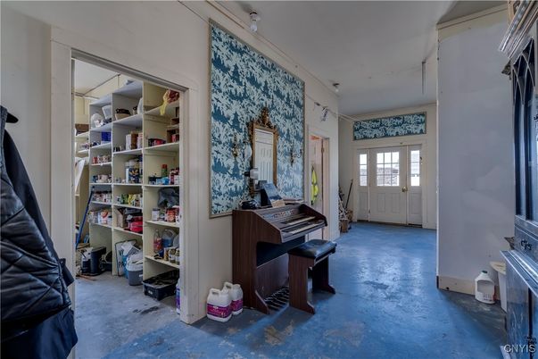 Interior, Piano
