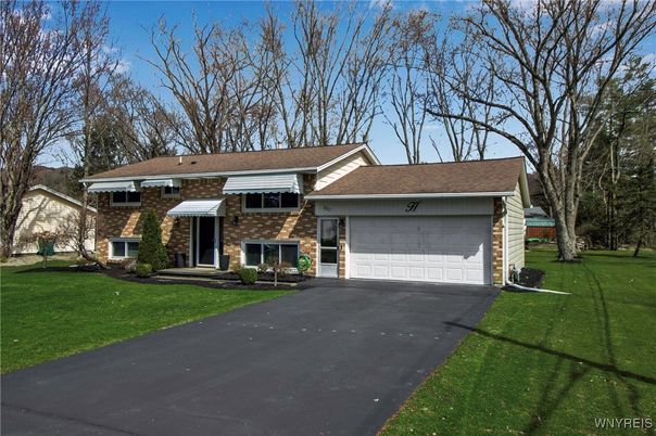 Attached, Exterior, Facade, Brick Facade, Ranch