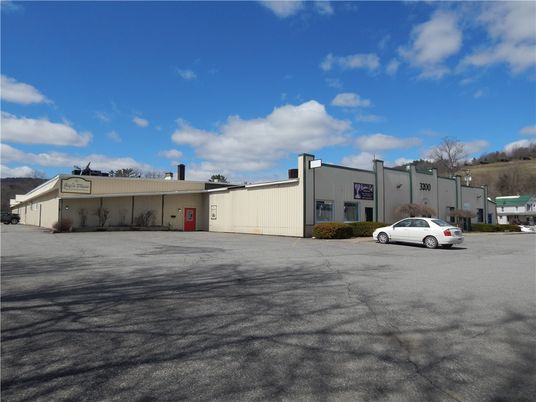 Exterior, Facade, Modern