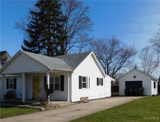 Attached, Exterior, Facade, Farmhouse