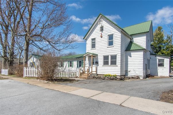 Exterior, Facade, Farmhouse