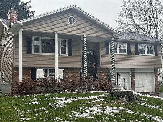 Attached, Exterior, Facade, Brick Facade, Raised Ranch