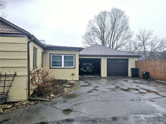 Attached, Exterior, Facade, Ranch