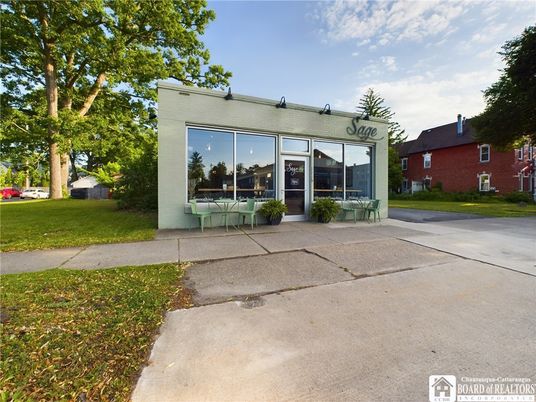 Exterior, Facade, Modern