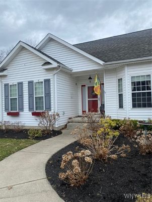 Exterior, Facade, Ranch