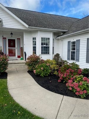 Exterior, Facade, Ranch