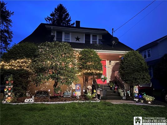 Exterior, Facade, American Foursquare