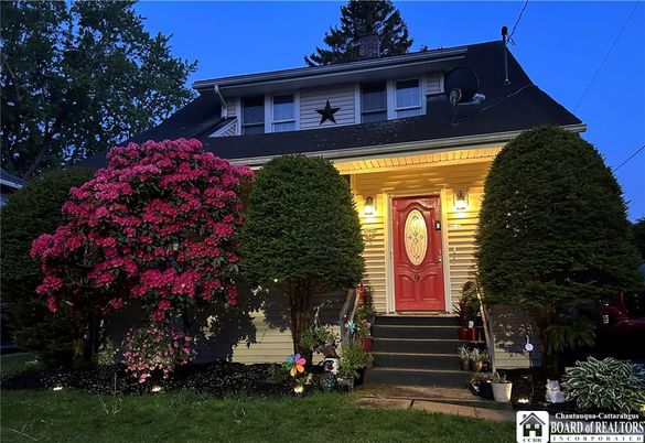 Exterior, Facade, American Foursquare