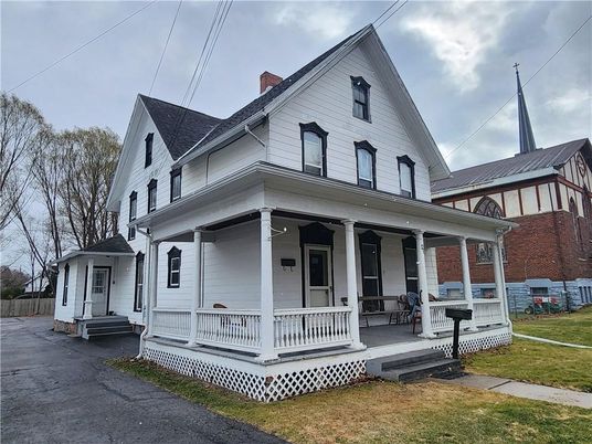 Exterior, Facade, Queen Anne Victorian