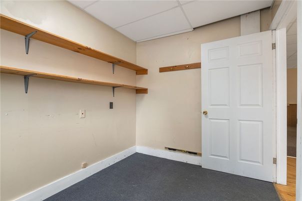 Empty room, Interior