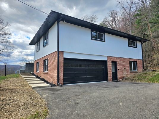 Attached, Exterior, Facade, Brick Facade, Raised Ranch