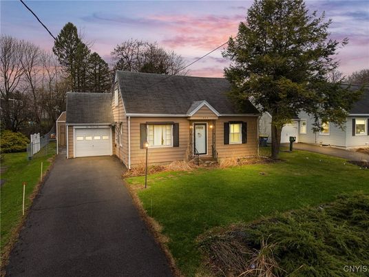 Attached, Exterior, Facade, Cape Cod