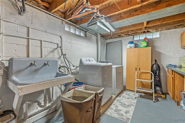 Garage, Interior, Washer, Wooden Beams