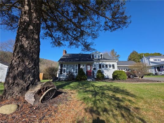 Exterior, Facade, Cape Cod