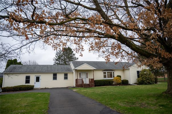 Exterior, Facade, Ranch