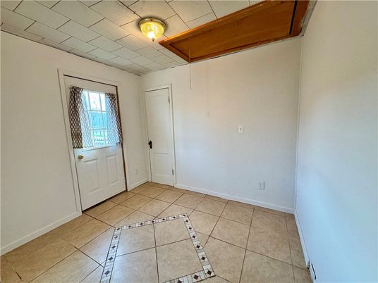 Empty room, Interior