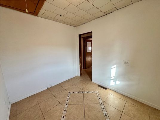 Empty room, Interior