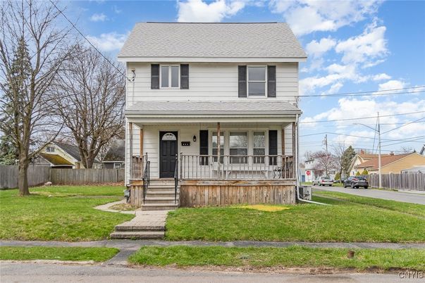 Exterior, Facade, American Foursquare